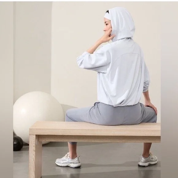 Athleta Seasoft Bubble Hem Hoodie in light blue gray Size L - Picture 3 of 16